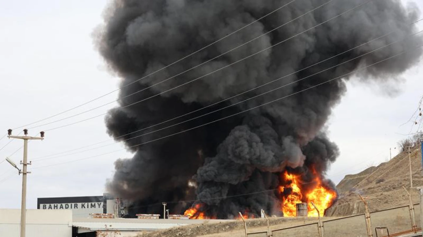 Gökyüzünün siyah dumanla kaplandığı , ekipler müdahale ediyor.