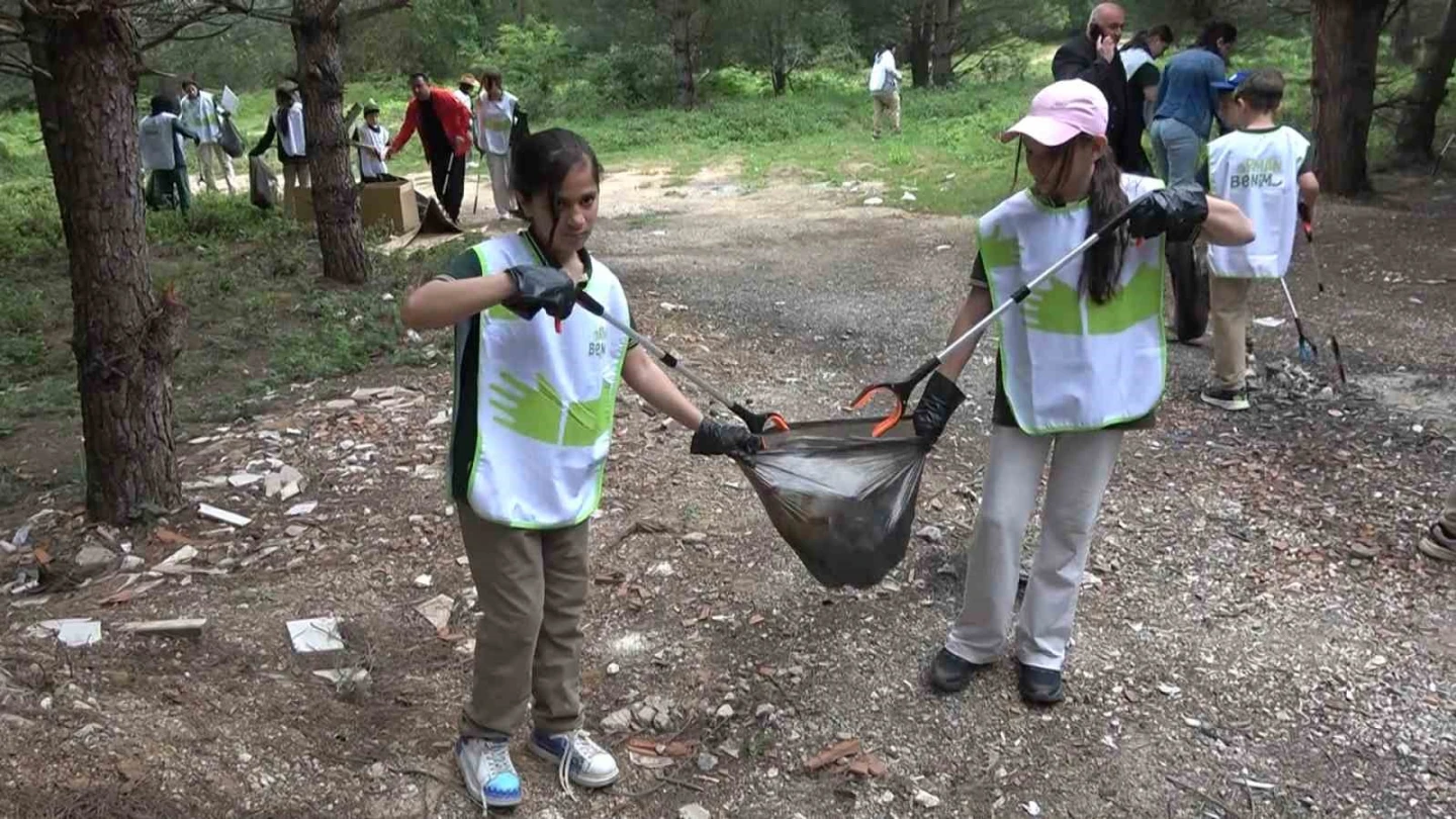 Orman alana atılan ve yangın tehlikesi oluşturan atıkları topladı