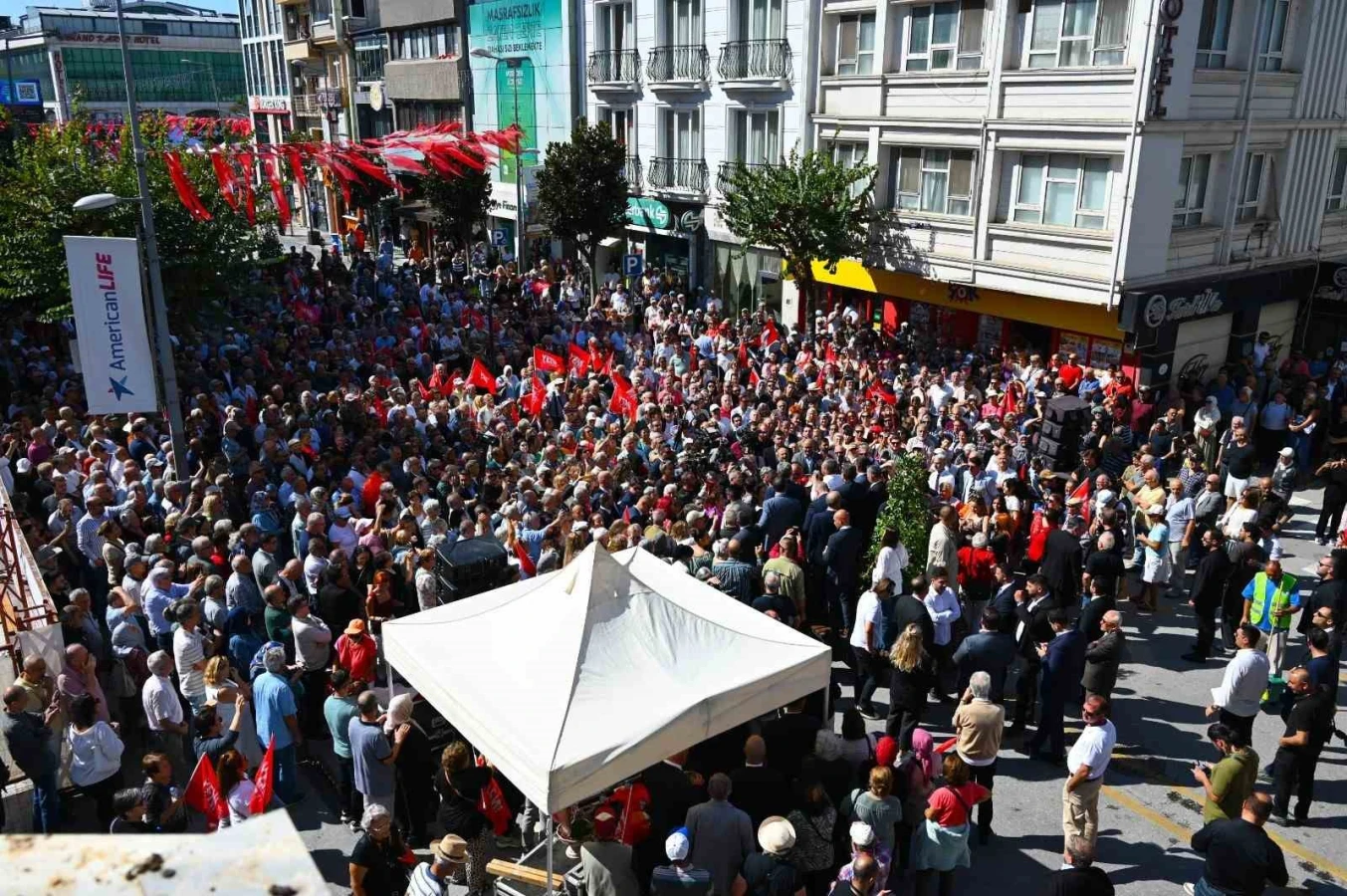 Özel, Yalova’nın Altınova ilçesine bağlı Subaşı beldesinde kivi yetiştiricileriyle bir araya geldi