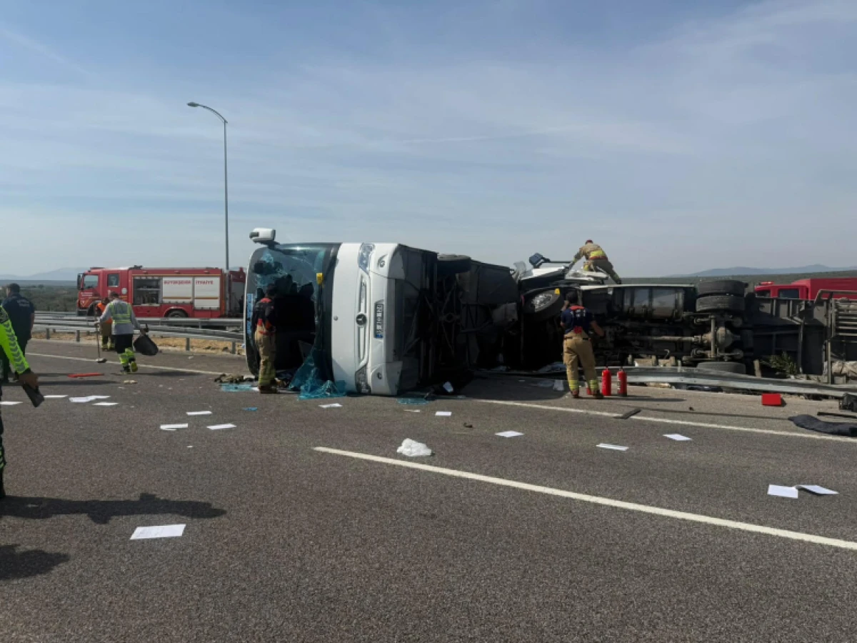 Manisa'da yolcu otobüsü ile çekici çarpıştı: