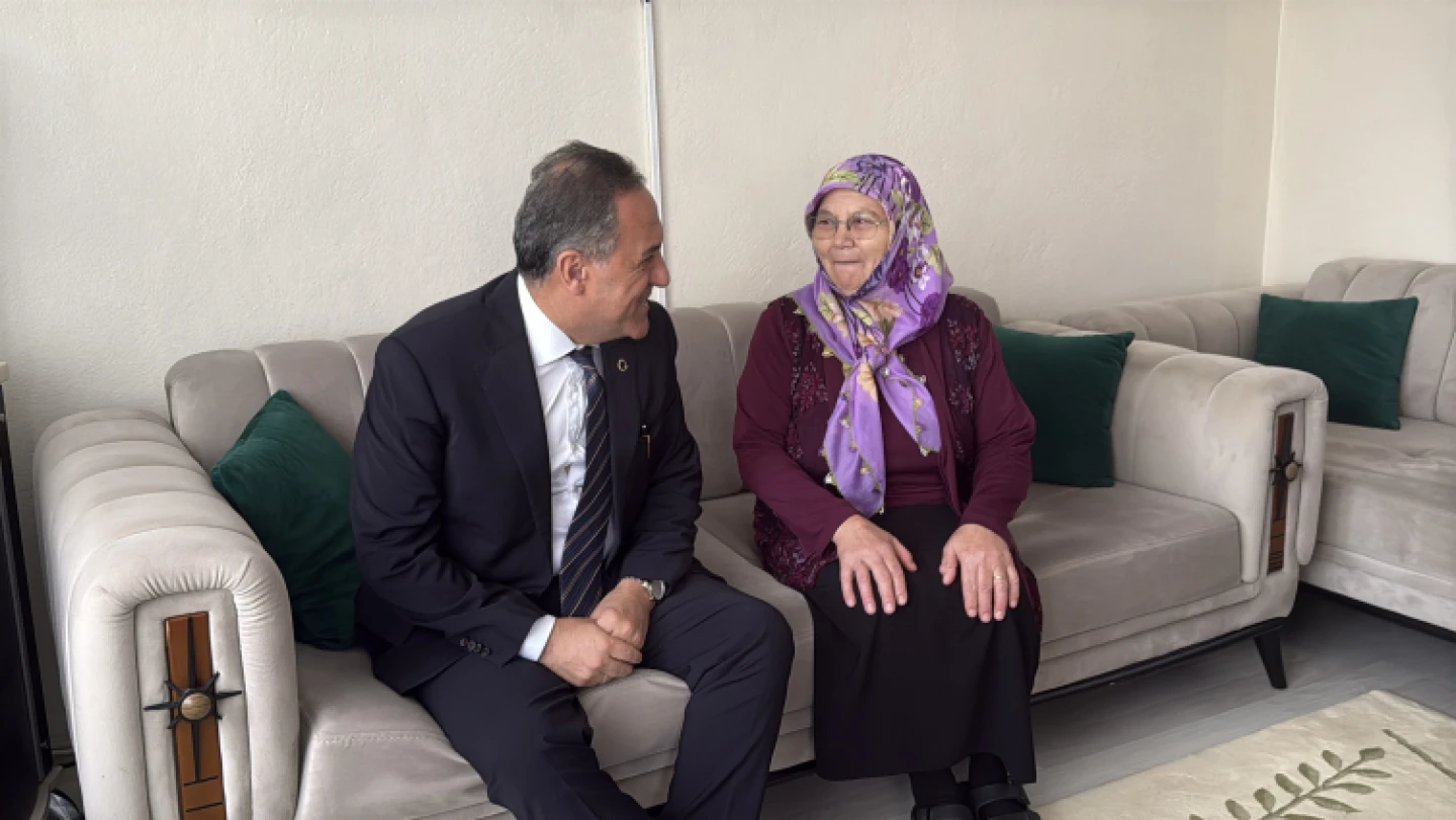Tıkanan mazgalı bastonuyla açan Remziye teyzeye süpriz