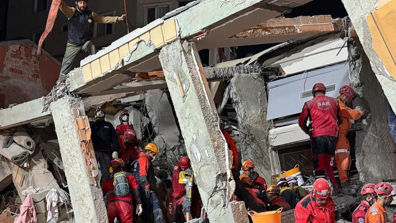 Gebze'de çöken 7 katlı binanın enkazında