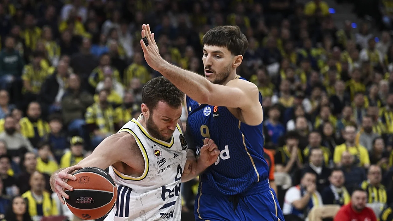 Sarı-Lacivertli taraftar, açtıkları bayraklarla Filistin'e destek verdi