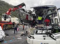 Osmaniye'de yolcu otobüsü tıra çarptı