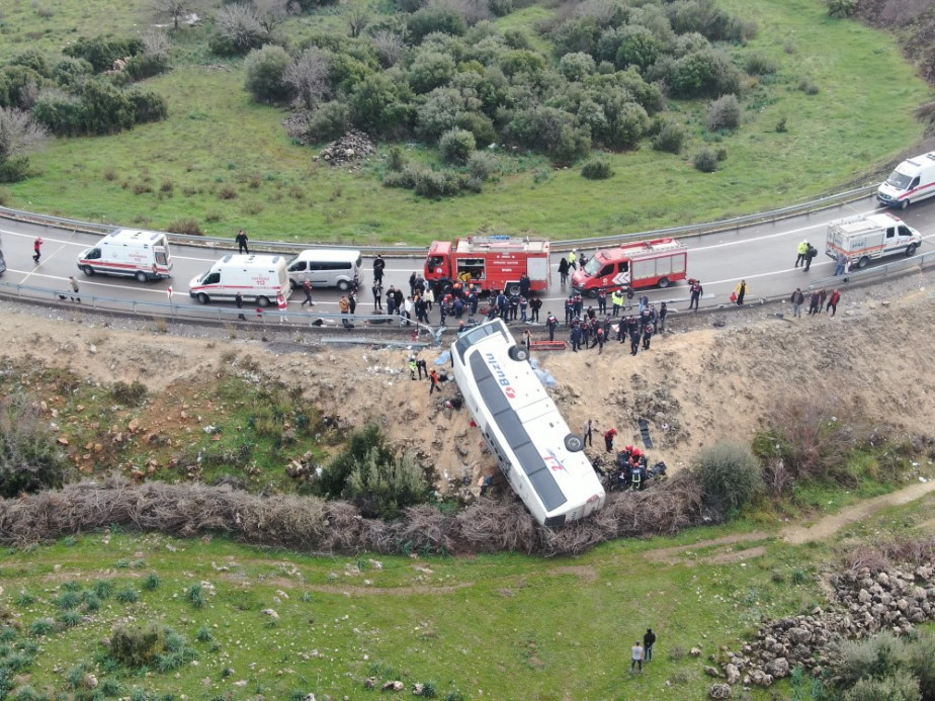 Antalya'da yolcu otobüsü şarampole yuvarlandı