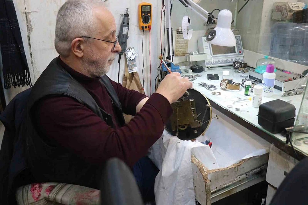 Saat sevdasından yurt dışı eğitimini bıraktı