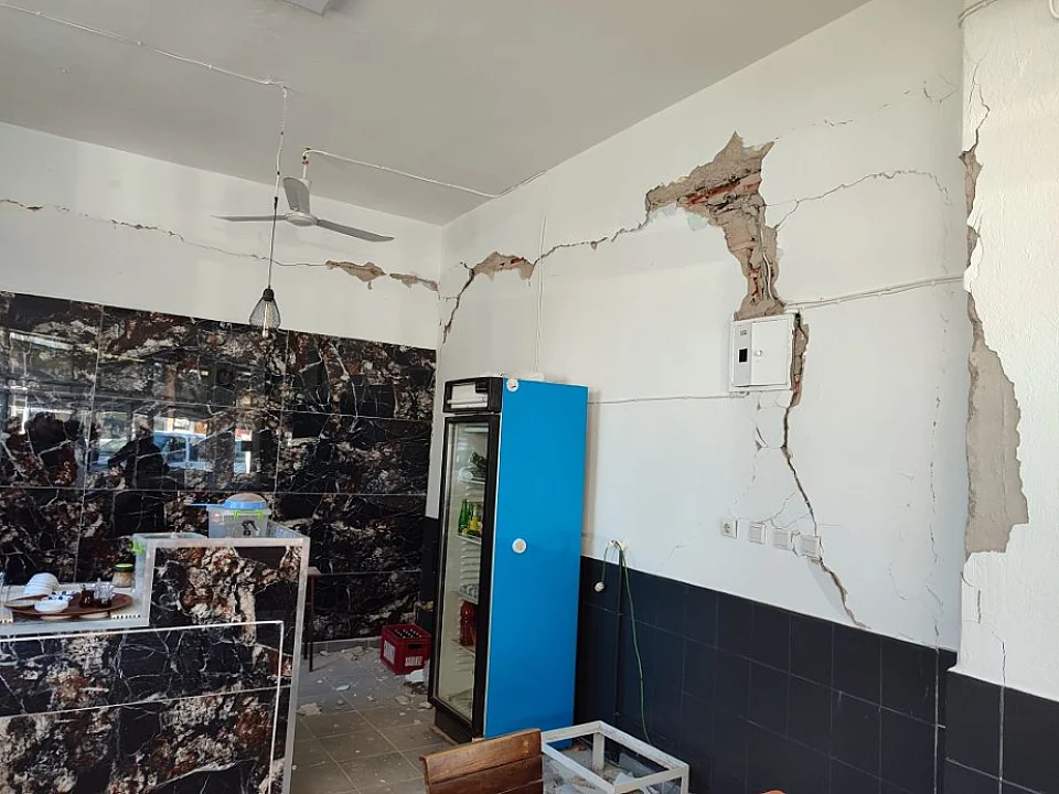 5.1’lik depremin ardından bazı işletmelerde hasar meydana geldi