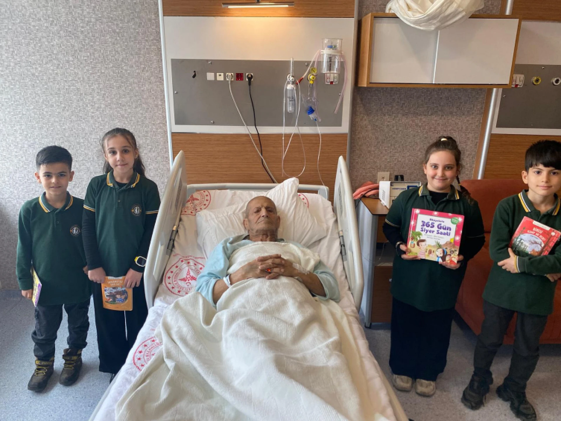 Minik öğrenciler, okudukları hikayelerle hastalara moral oluyor