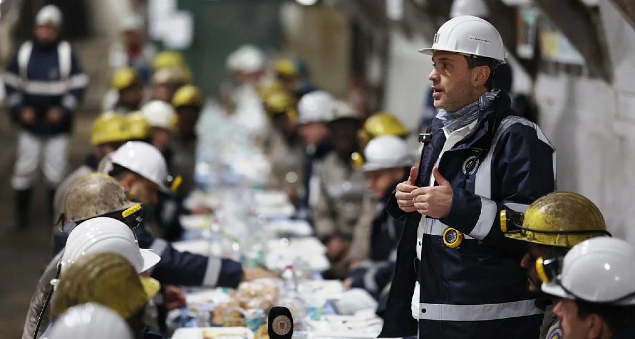 Bakan Bayraktar, madencilerle iftar yaptı
