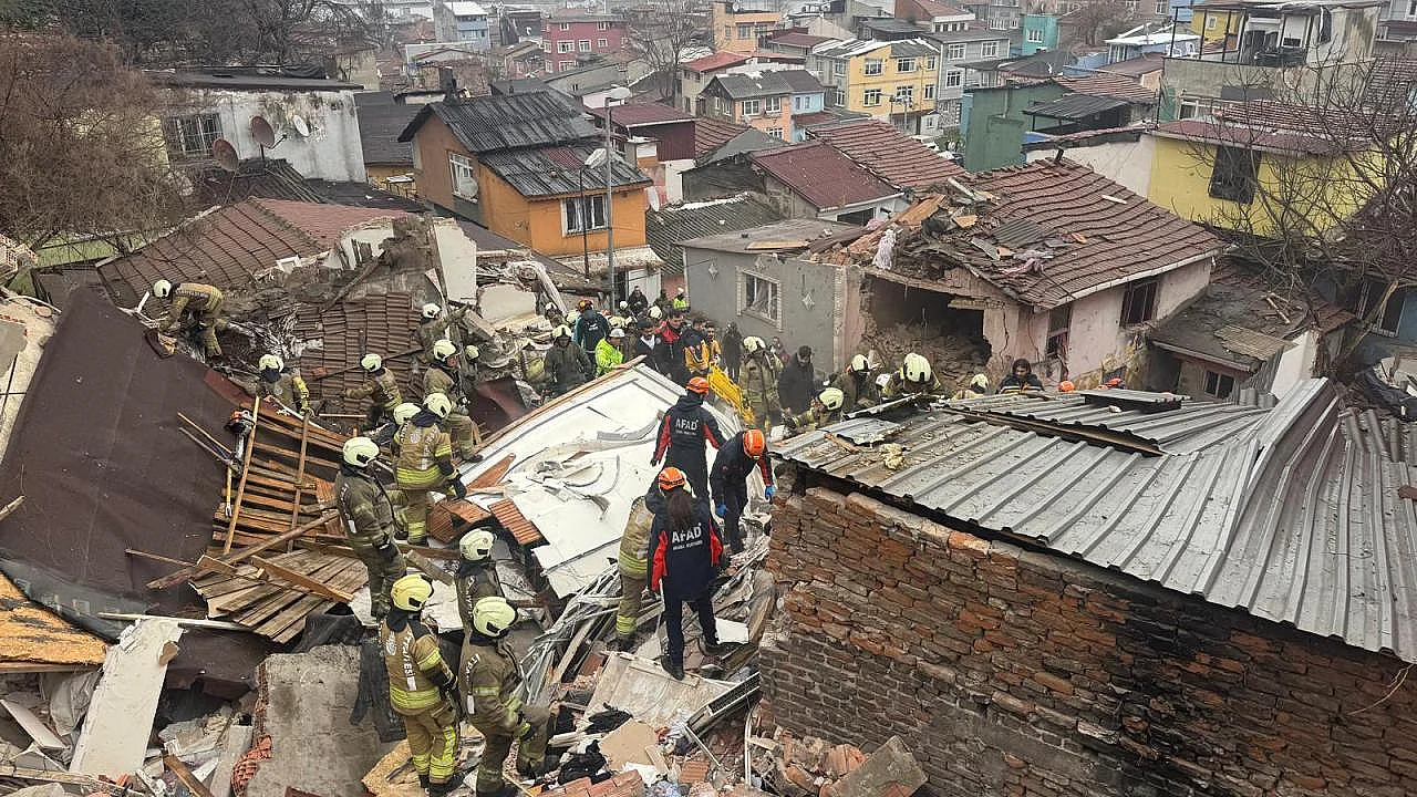 9 kişi göçük altında kaldı, 7 kişi hastaneye sevk edildi