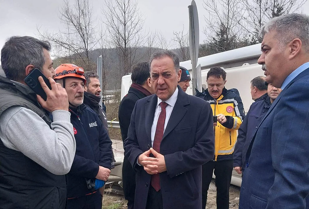 Yalova'da işçi servisi devrildi