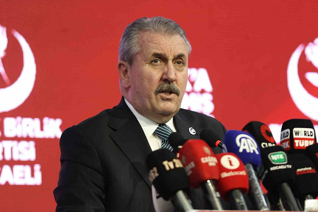 BBP Genel Başkanı Destici, Kocaeli’deki kongrede İsmail Türüt ile sahneye çıkıp türkü söyledi