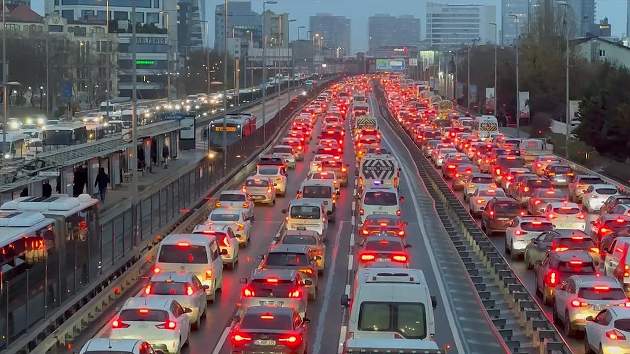 Nisan'da 182 bin 34 aracın kaydı yapılırken 5 bin 713 aracın kaydı silindi