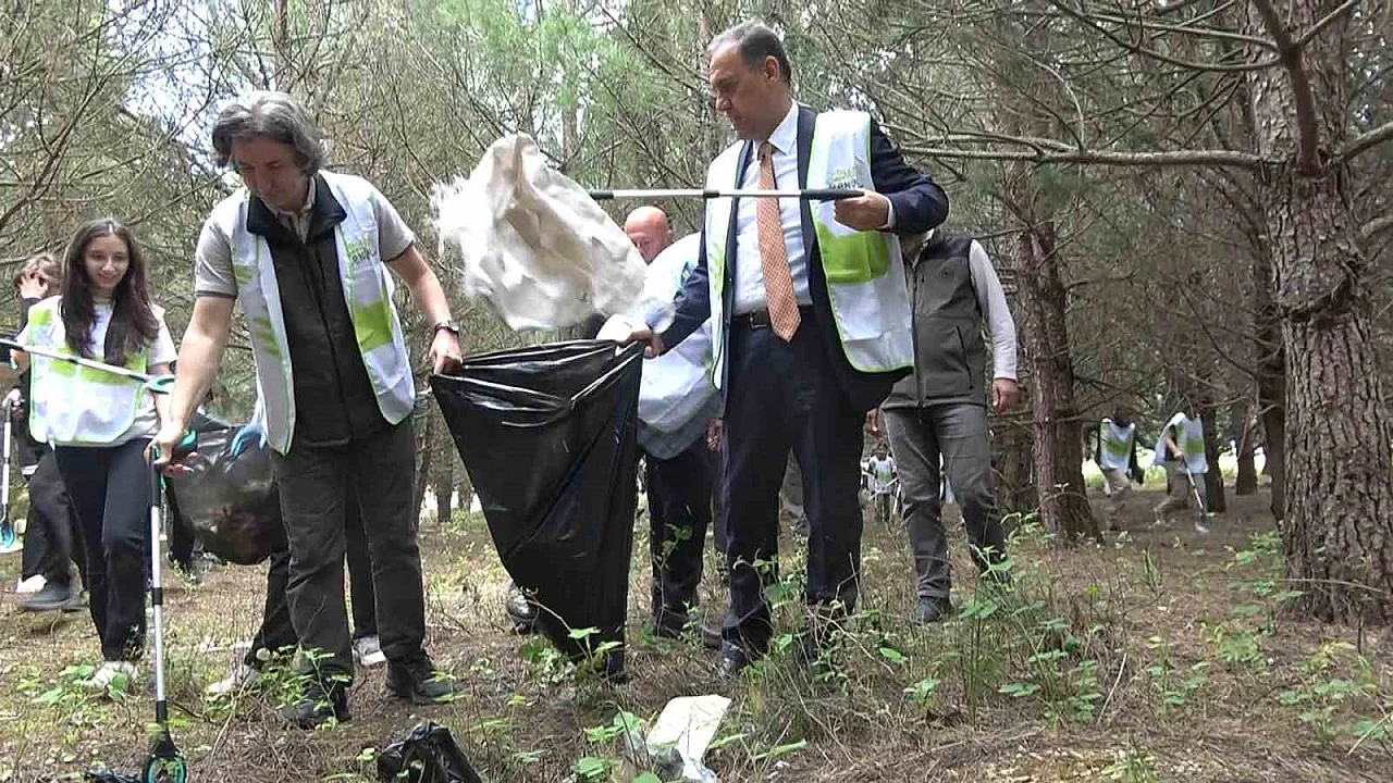 Orman alana atılan ve yangın tehlikesi oluşturan atıkları topladı