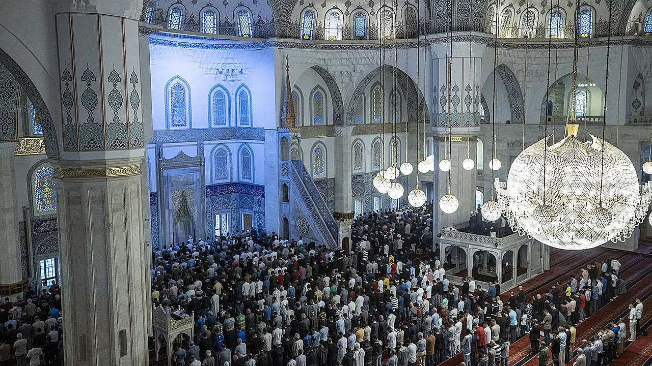 Diyanet İşleri Başkanlığı, 2026 yılı Kurban Bayramı namaz vakitlerini il il yayımladı