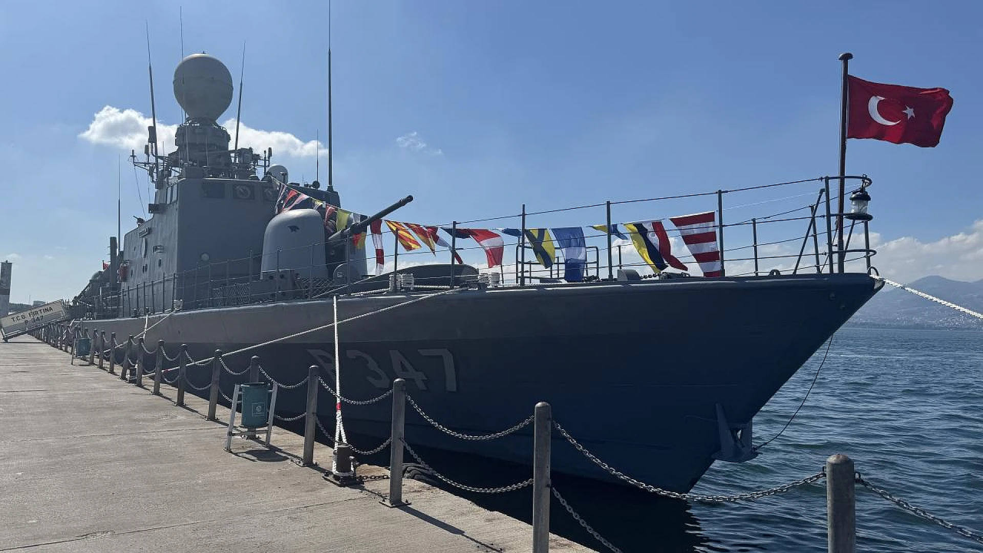 İzmit Yat Limanı'nda demirleyen gemi, kent sakinlerinin ilgisini çekti