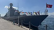 İzmit Yat Limanı'nda demirleyen gemi, kent sakinlerinin ilgisini çekti