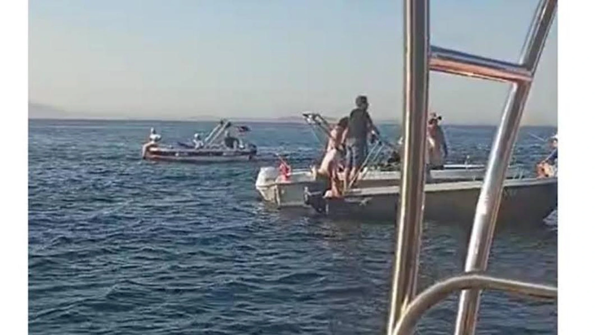 Yalova açıklarında su tankeri tekneye çarptı