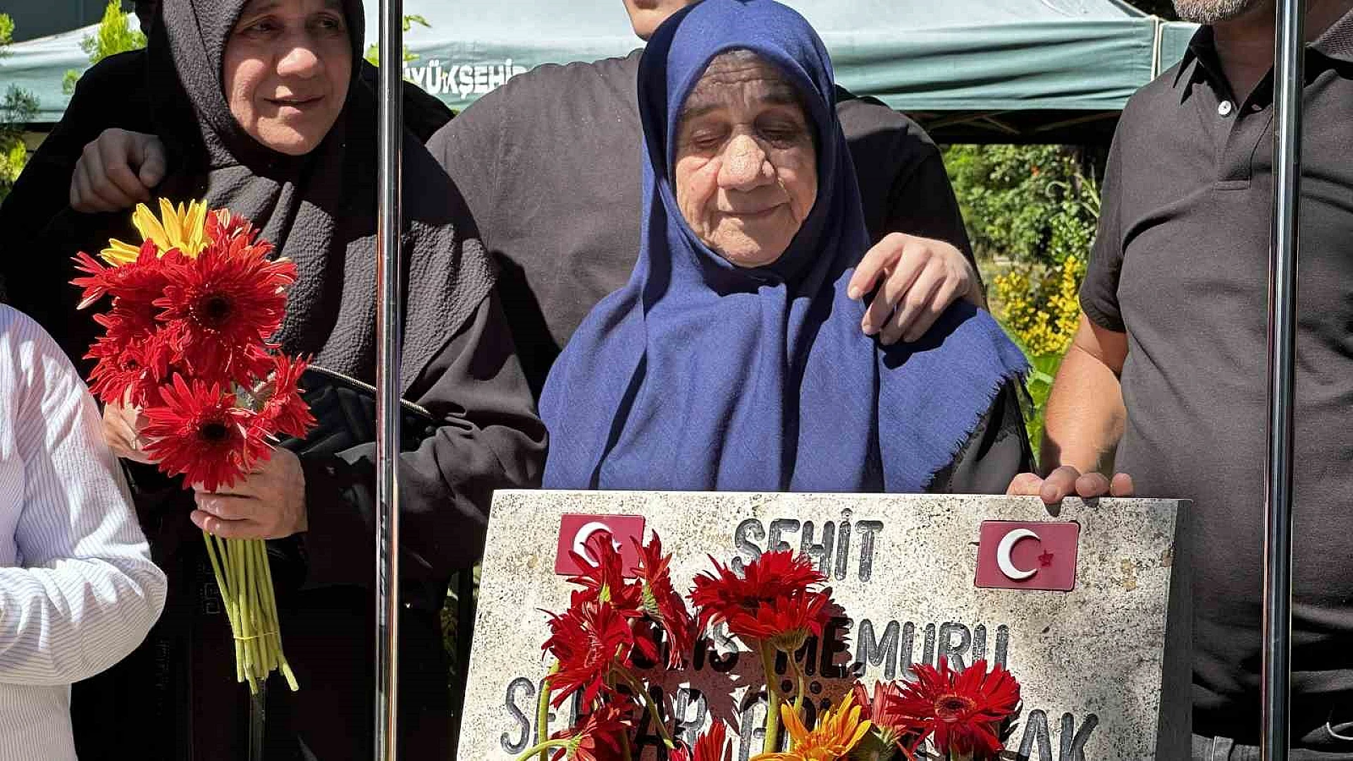 15 Temmuz'da şehit olan özel harekat polisi Serdar Gökbayrak, Sakarya’da mezarı başında anıldı