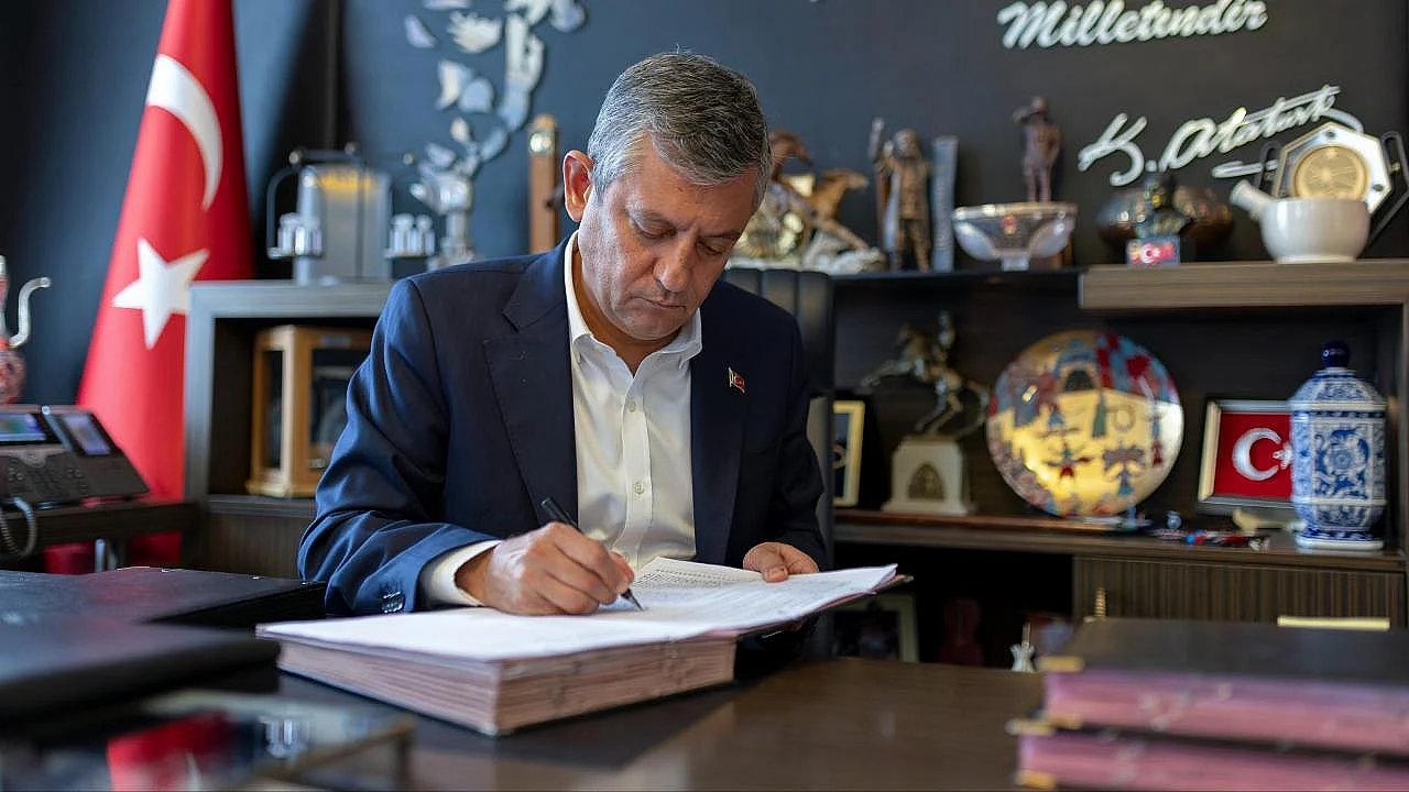Özgür Özel, oy birliğiyle YENİ Parti Genel Başkanlığına seçildi.