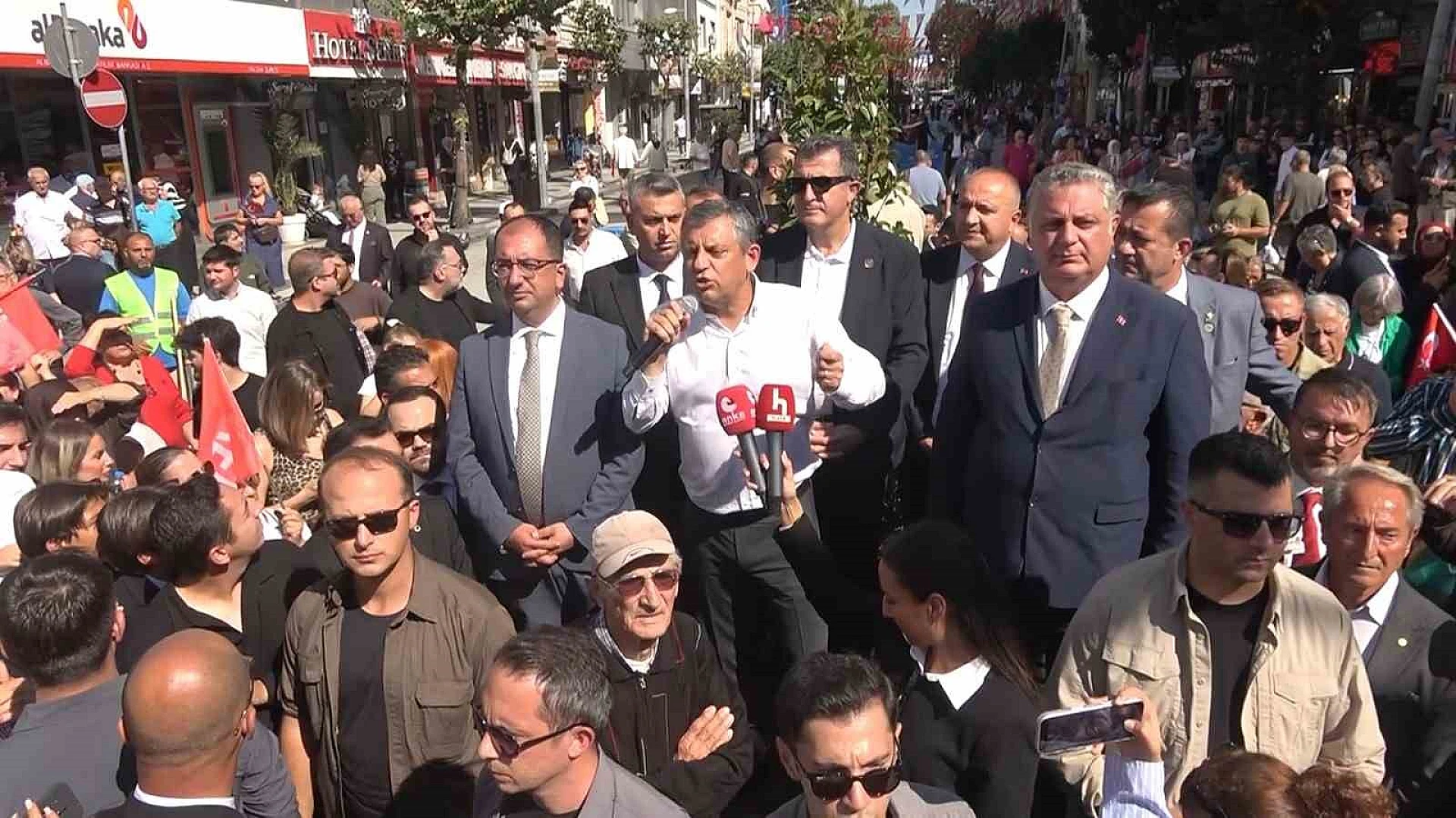 Özel, Yalova’nın Altınova ilçesine bağlı Subaşı beldesinde kivi yetiştiricileriyle bir araya geldi