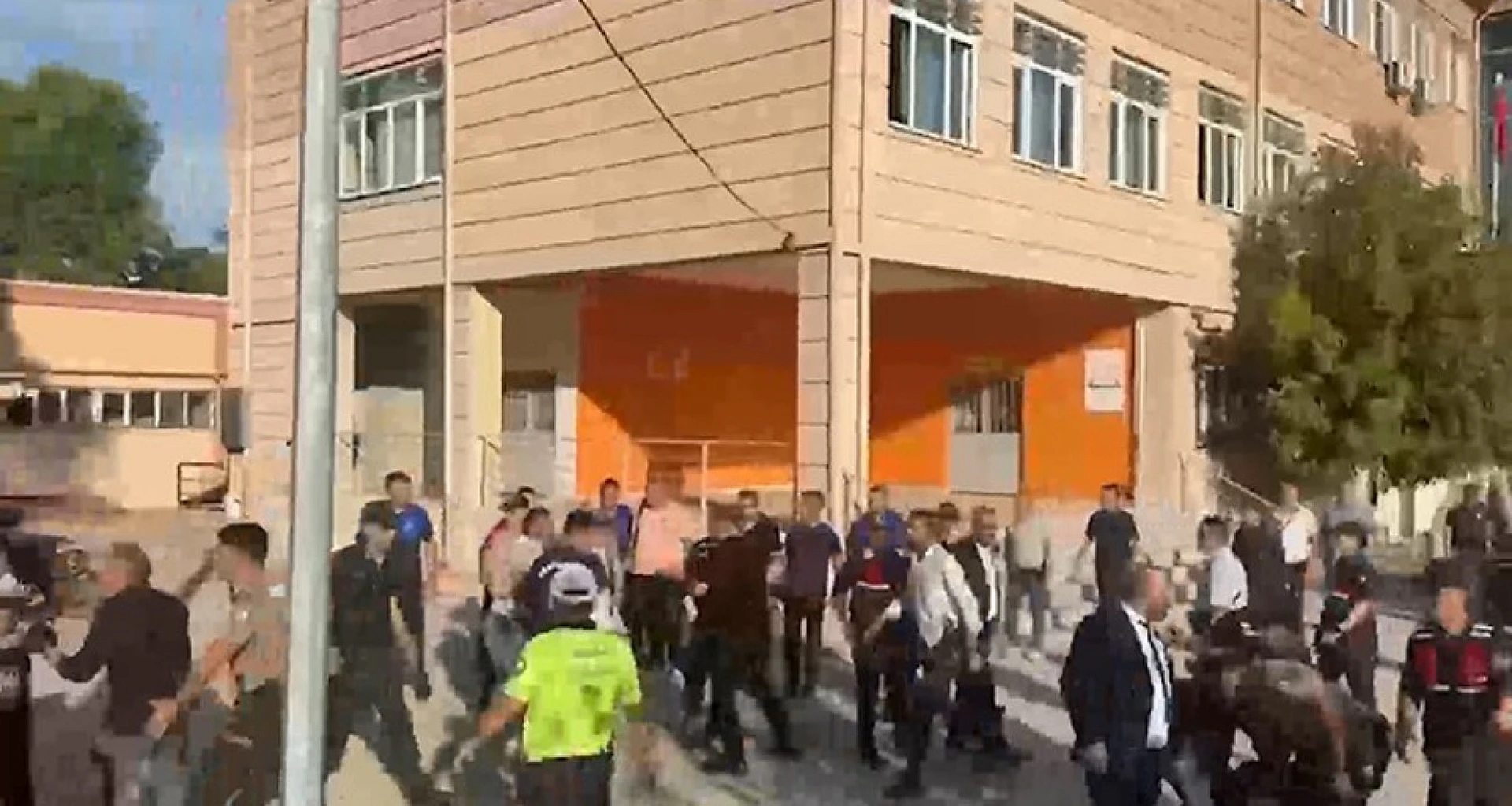Manisa’da okul önünde silahlı saldırı