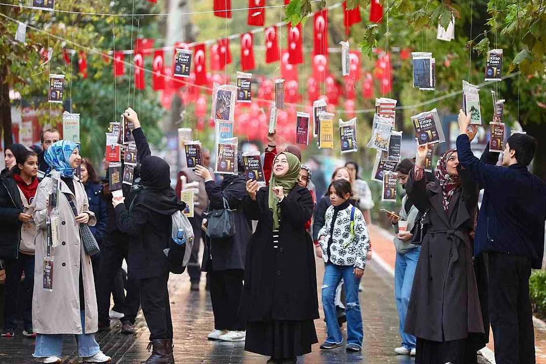 Renkli görüntülerin yaşadığı etkinlikte kitaplar 2 dakika gibi kısa bir sürede toplandı
