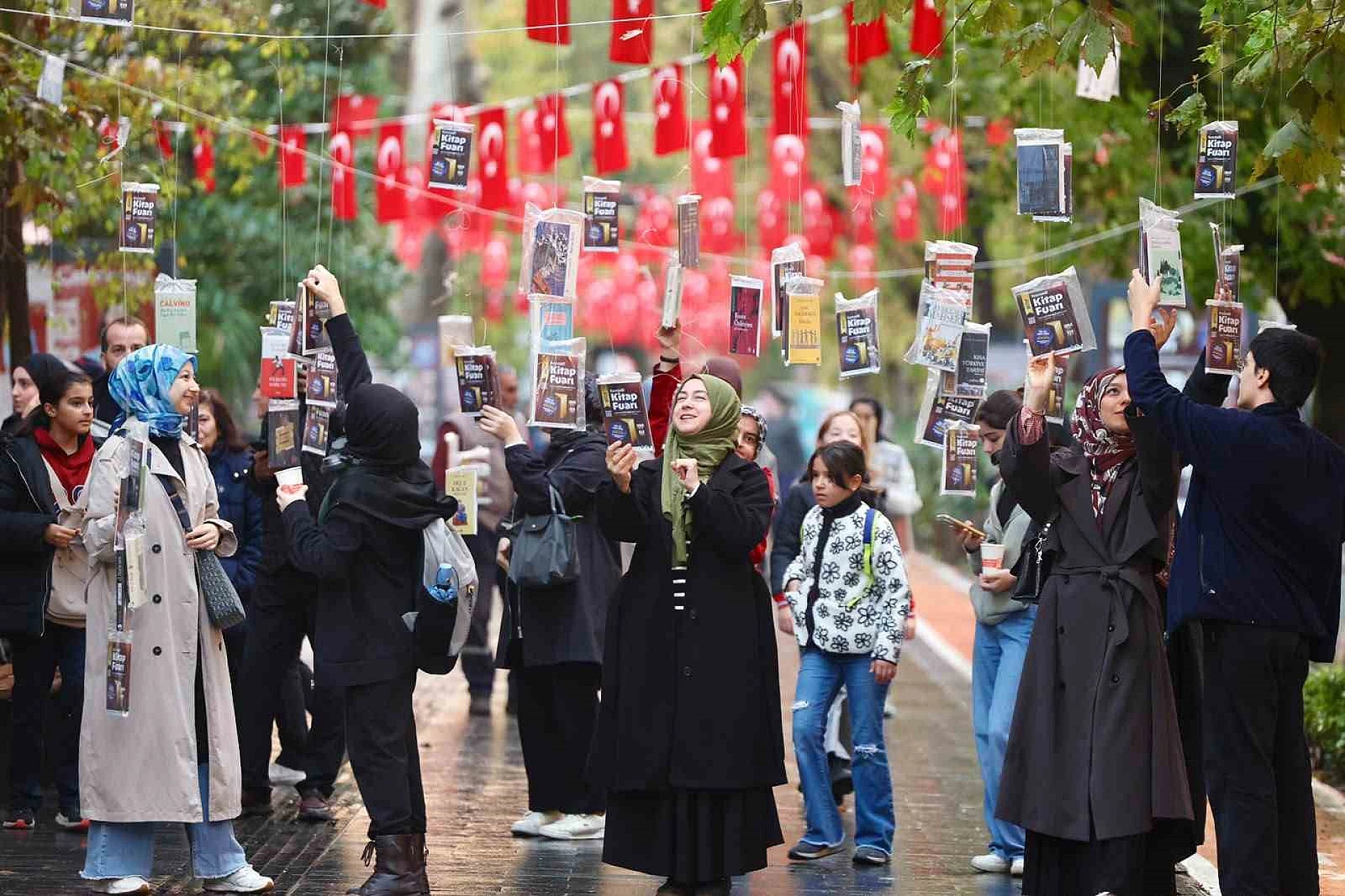 Renkli görüntülerin yaşadığı etkinlikte kitaplar 2 dakika gibi kısa bir sürede toplandı