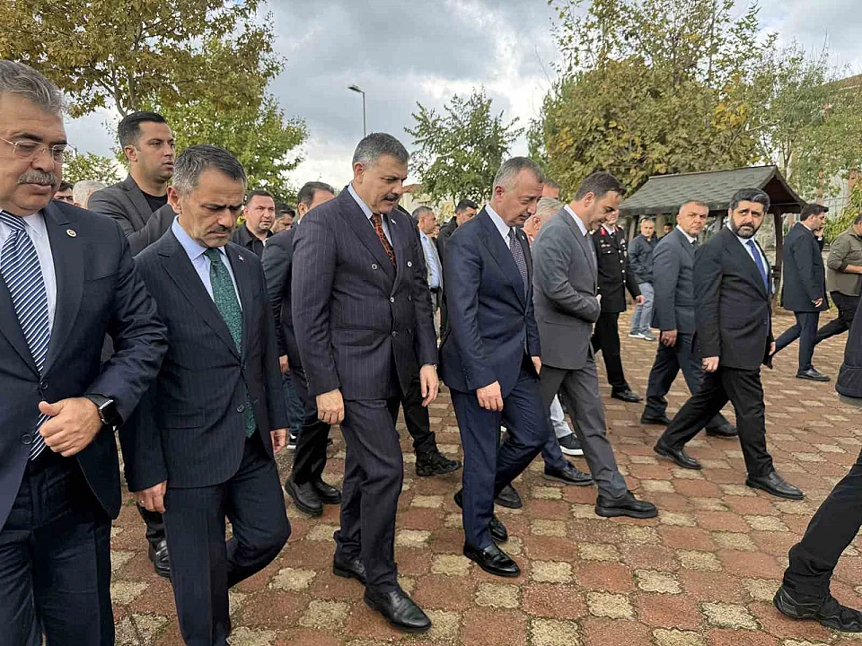 Bakan Çiftçi Kocaeli’de cuma namazı kıldı