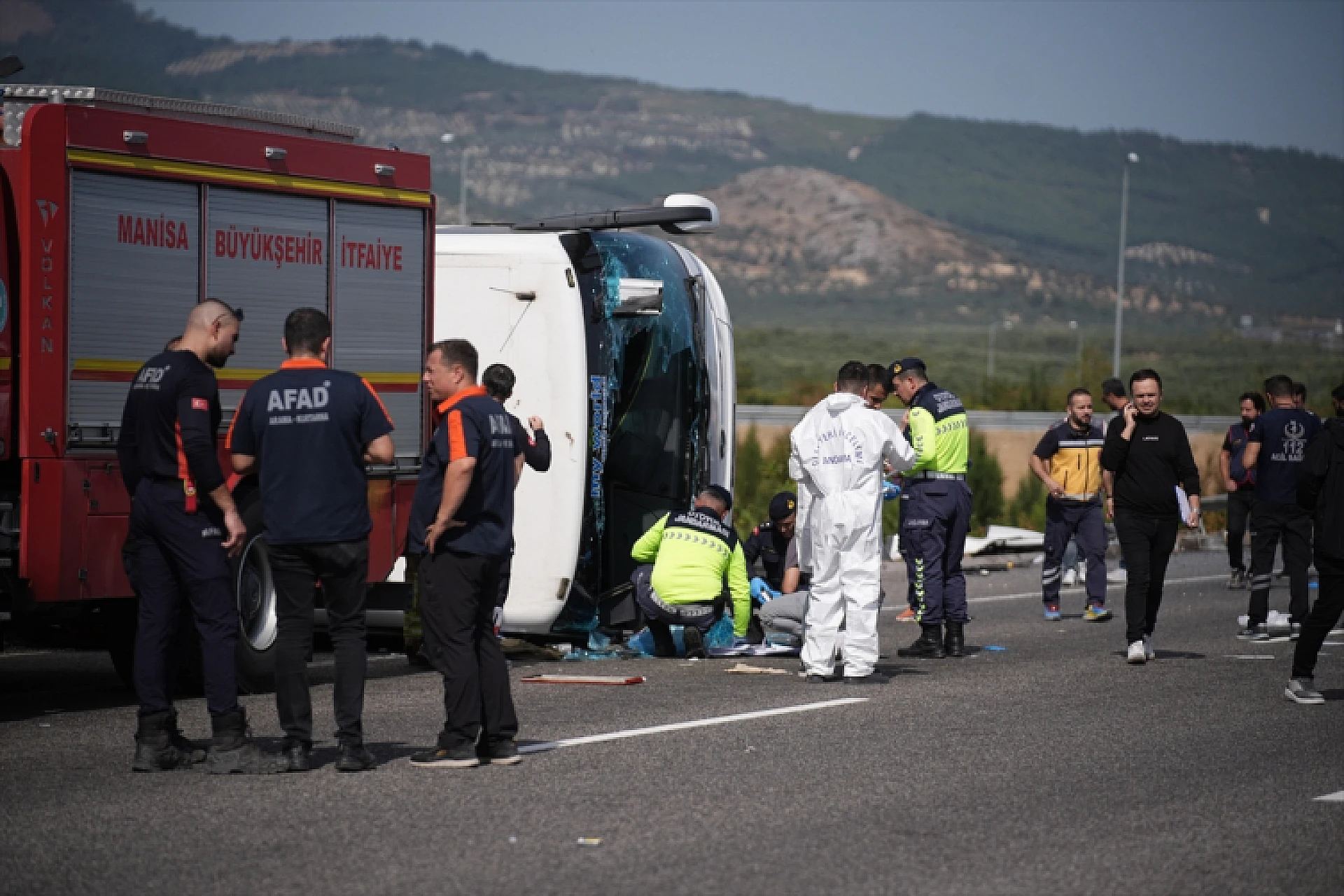 Manisa'da yolcu otobüsü ile çekici çarpıştı: