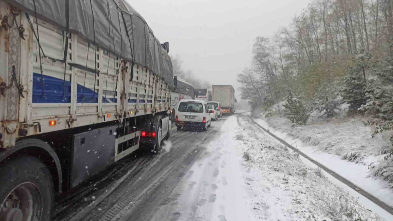 Bursa’da kar yağışı sebebiyle yol kapandı