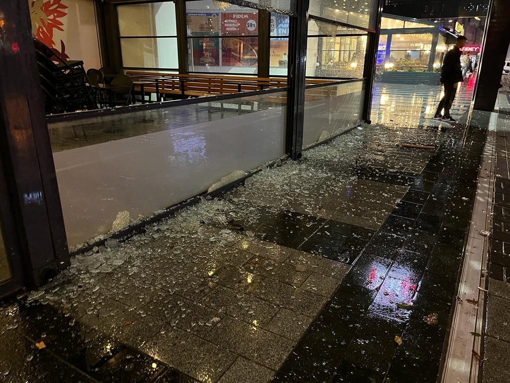 Esenyurt’ta protesto için kahve dükkanına giren şahıslar, camları kırdı