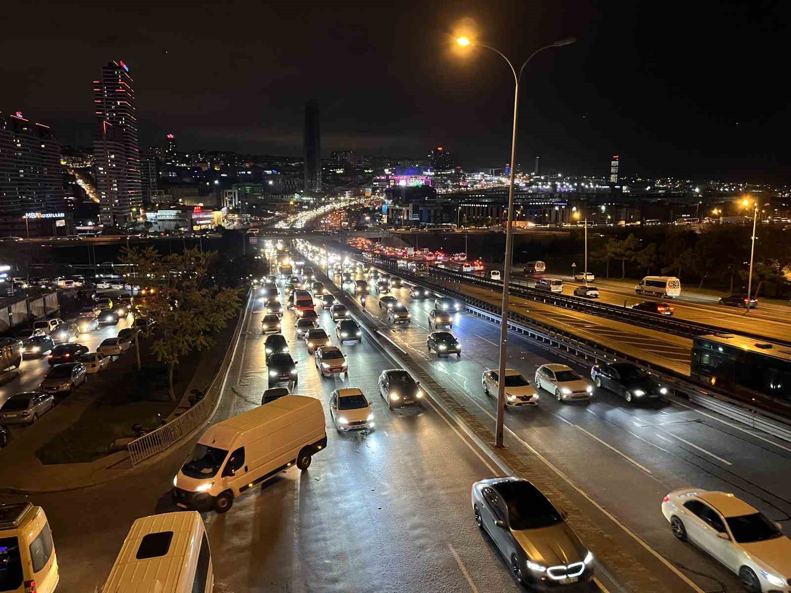 İstanbul’da trafik yoğunluğu havadan görüntülendi