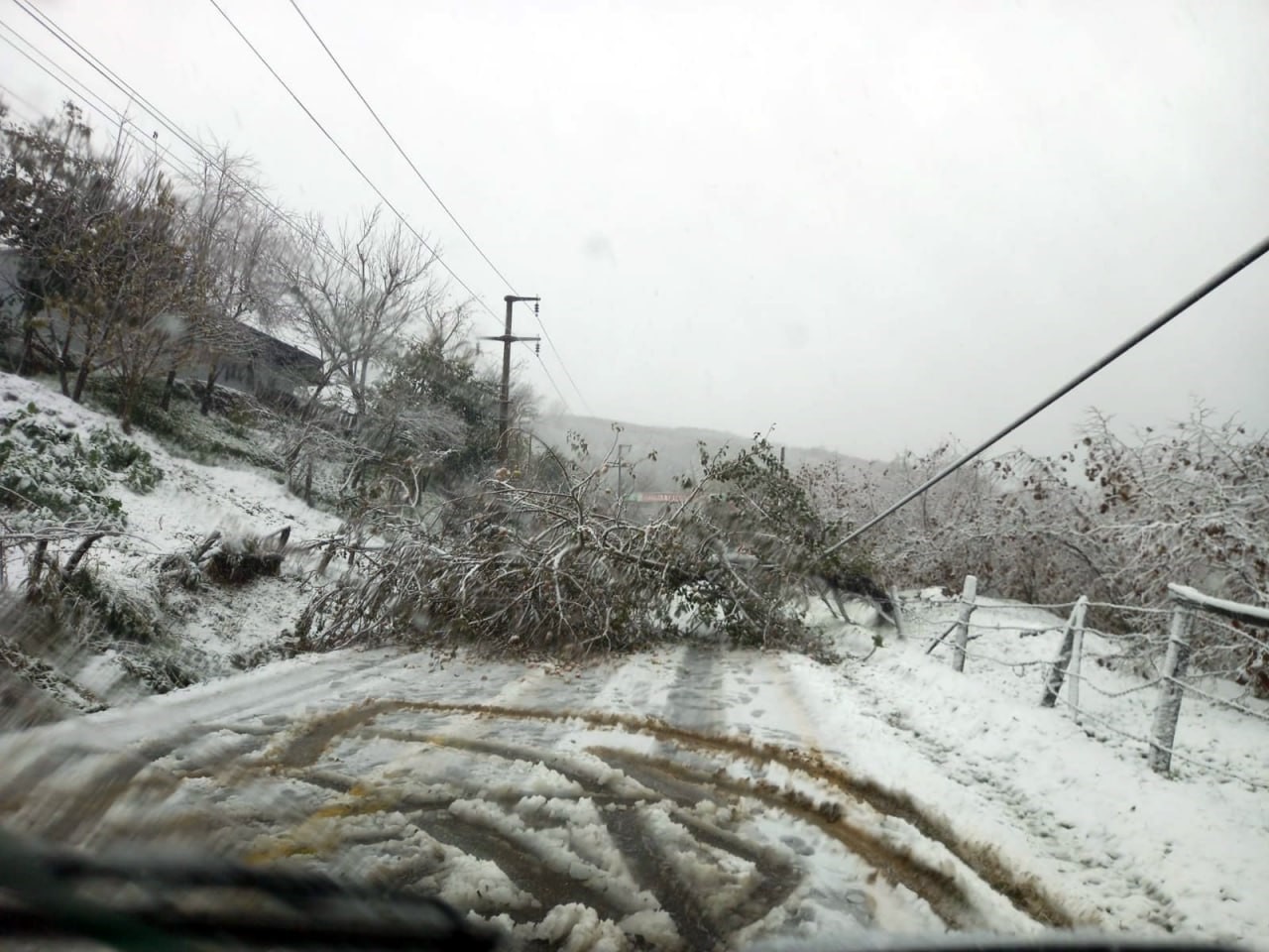Kar yolu kapattı, araçlar kepçe yardımıyla kurtarıldı