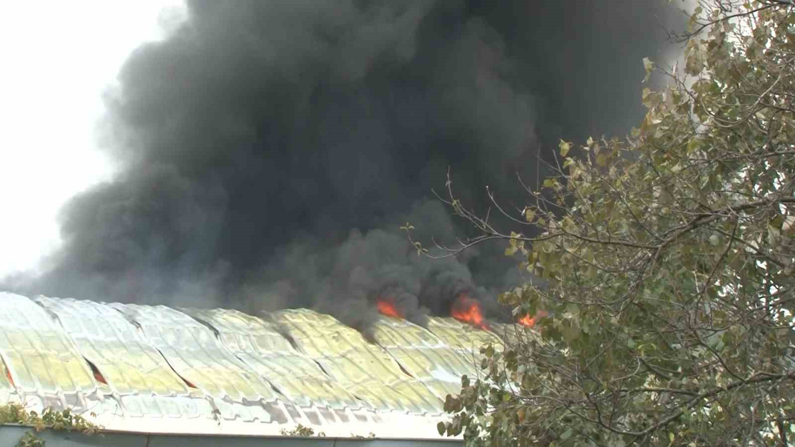 Arnavutköy’de fabrikada korkutan yangın, dumanlar gökyüzünü sardı