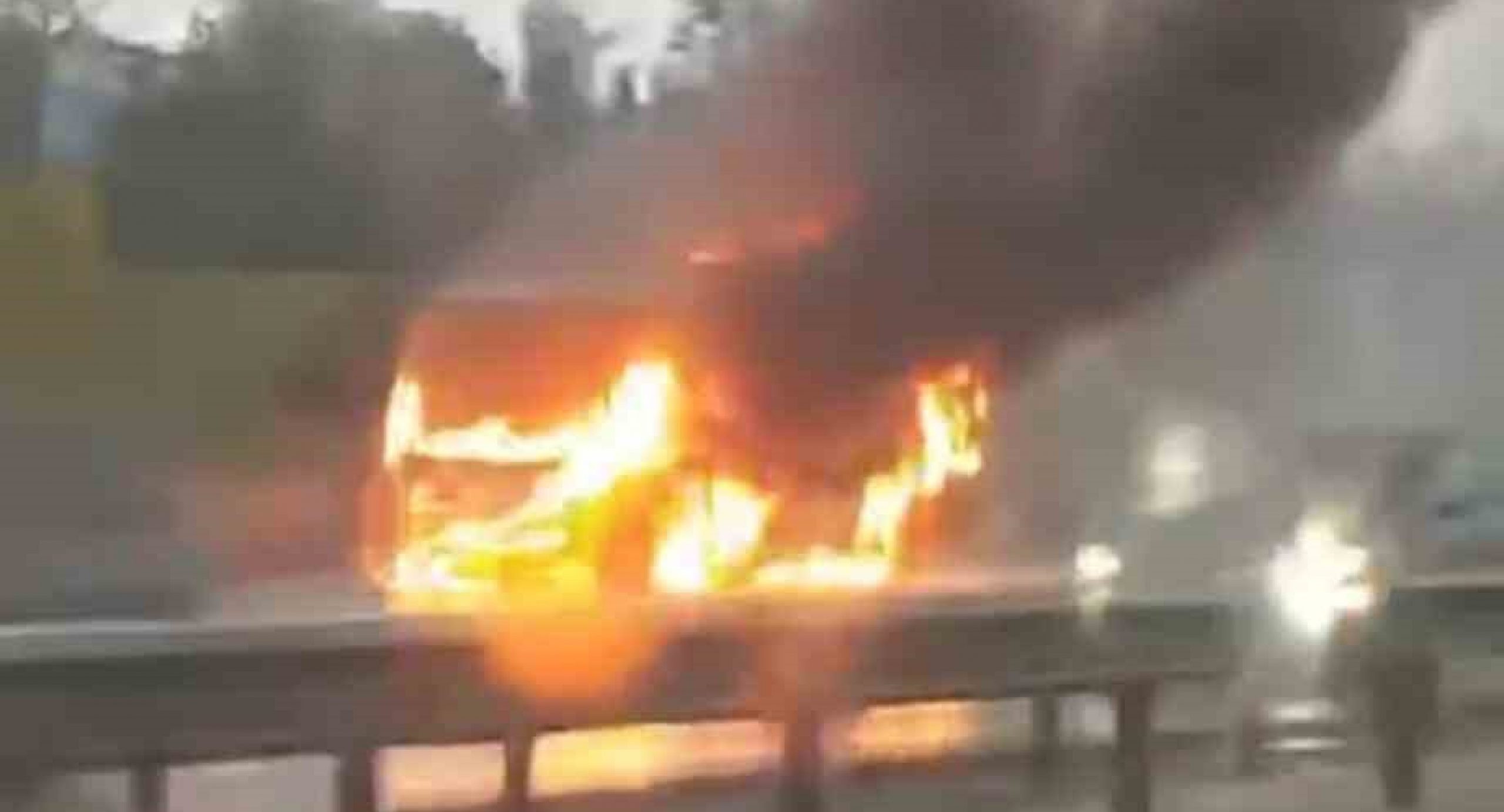 Sancaktepe TEM Otoyolu’nda yanan minibüs alev topuna döndü