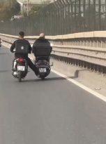 Bayrampaşa’da tehlikeli yolculuk kamerada, ayağıyla motosikleti itti