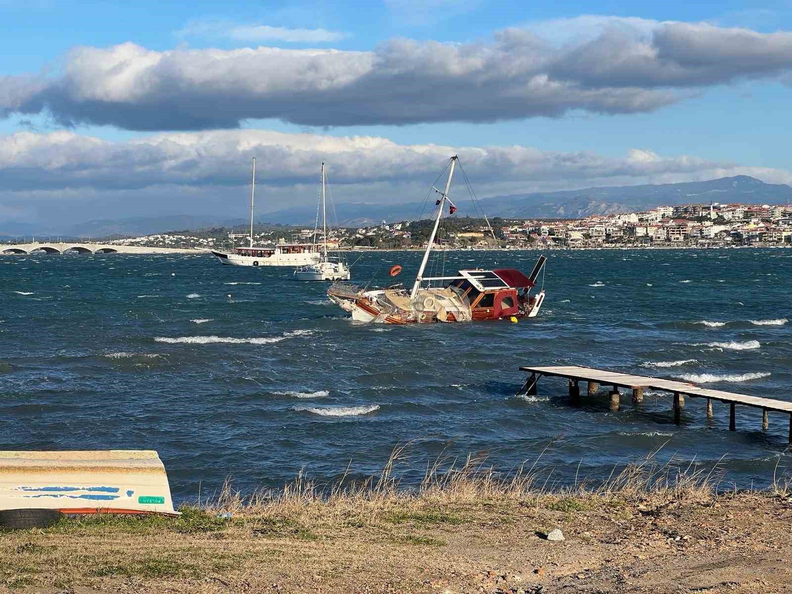 Ayvalık’ta fırtına tekneleri batırdı