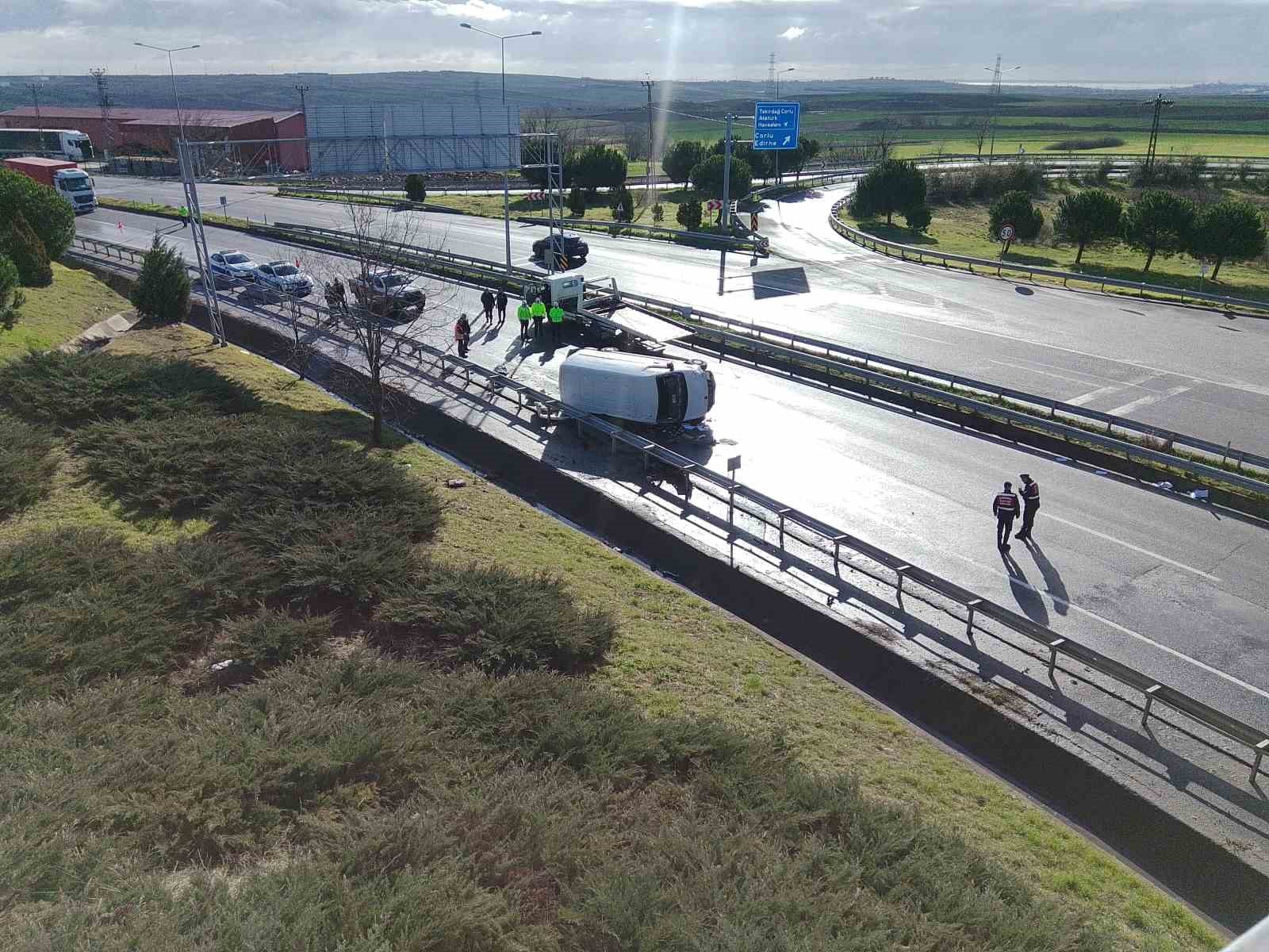 Çorlu – İstanbul kara yolunda panelvan devrildi: 1 ölü