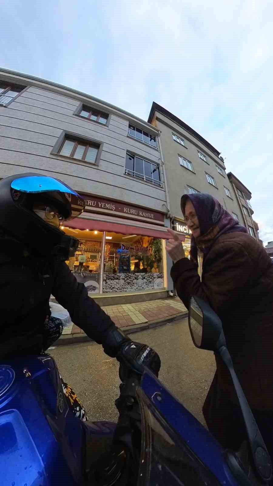 Yaşlı kadınla motosikletli gençlerin diyalogu gülümsetti