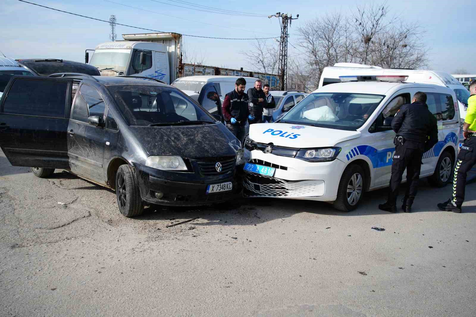 Edirne’de günlerdir polislerden kaçan sürücü ekip otosuna çarptı: 2 polis yaralı
