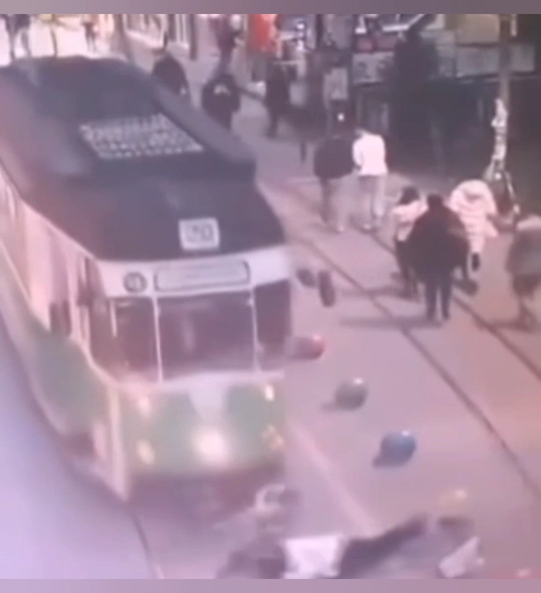 Torununu kurtarmak isterken tramvayın altında kalarak hayatını kaybetmişti… Kaza anının görüntüleri ortaya çıktı