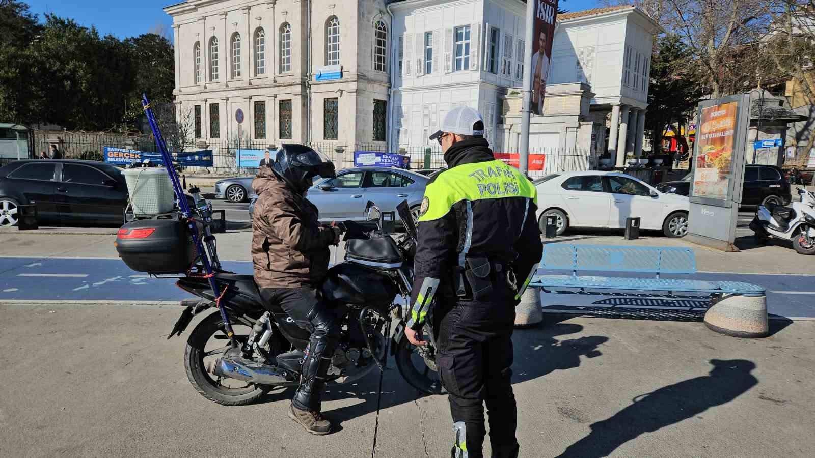 Sarıyer’de motosikletlilere yönelik denetim: 10 sürücüye toplamda 8 bin 658 TL para cezası kesildi