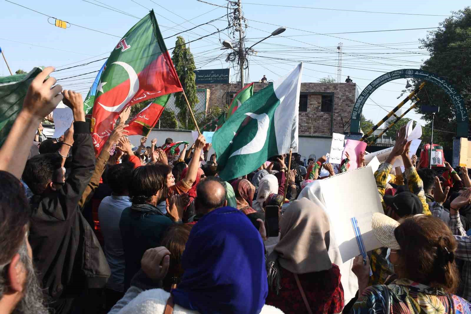 Pakistan’da Imran Khan destekçileri seçimlerde hile yapıldığı iddiasıyla protesto gösterisi düzenledi