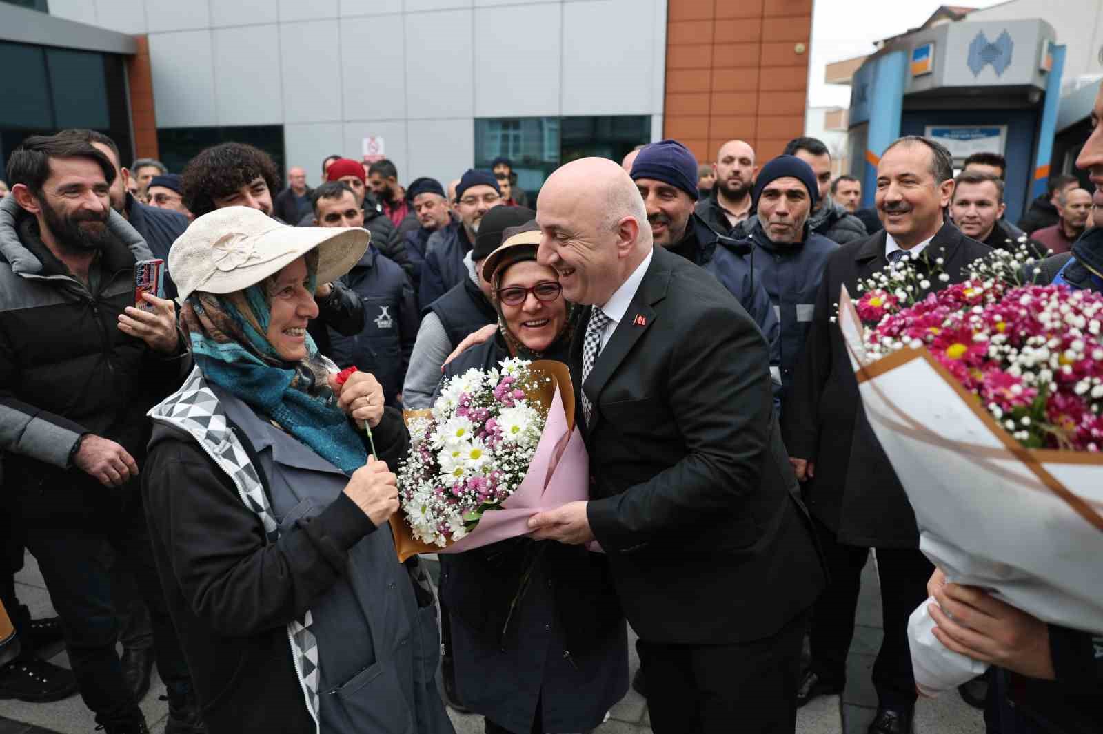 Personeller Başkan Bıyık’ı çiçeklerle karşıladı