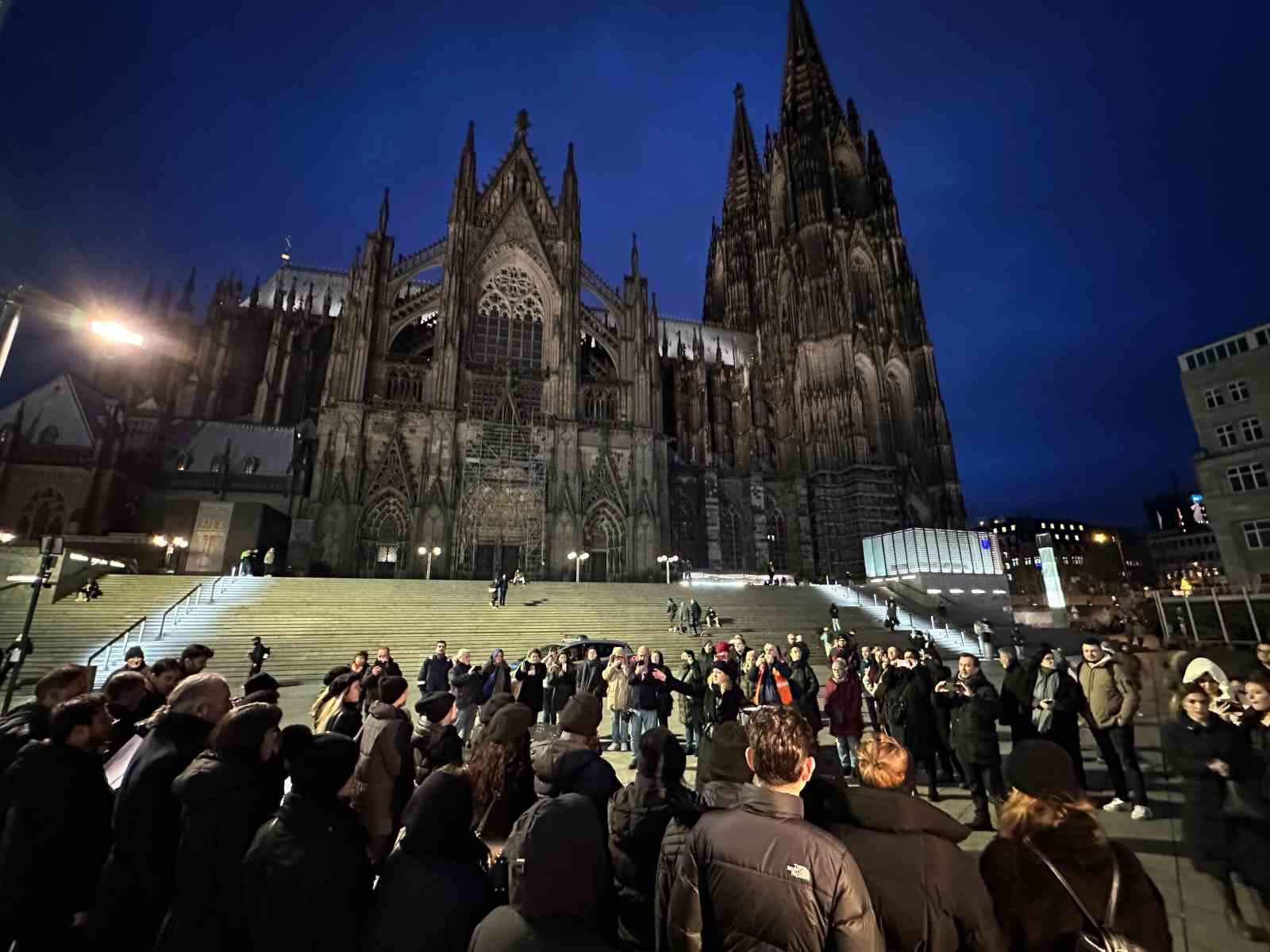 Almanya’da 6 Şubat depreminin yıldönümünde tarihi Dom Katedrali önünde anma programı