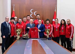 MHP Lideri Bahçeli, şampiyon güreşçileri kabul etti