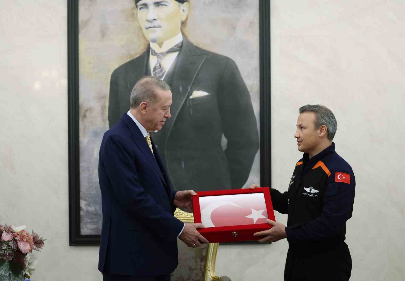 Cumhurbaşkanı Recep Tayyip Erdoğan, Türkiye’nin ilk Astronotu Alper Gezeravcı’yı kabul etti.