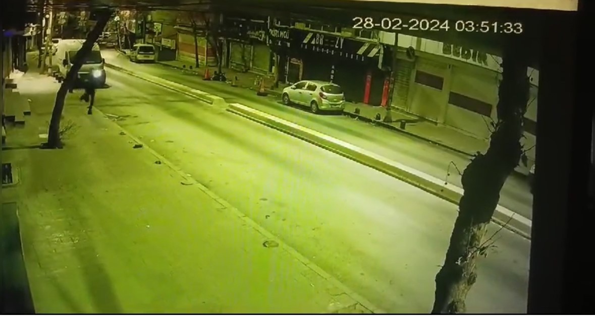 İstanbul’da film gibi olay kamerada: Mekanda içkisini ödettirdi, dışarıda vurulup dövüldü